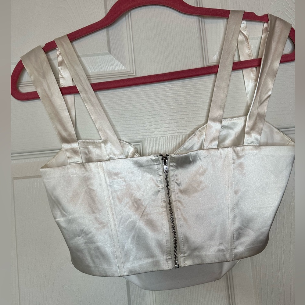 Satin White Cropped Top / Fashion Nova - Picture 3 of 4